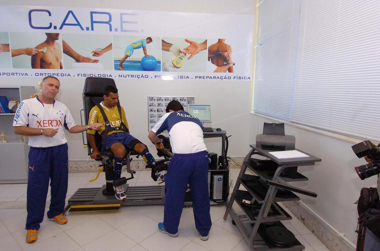 Fotos da inaugurao do Centro Avanado de Reabilitao Esportiva (CARE) da Toca da Raposa II, em 2007