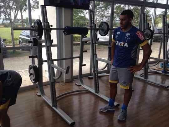 Ramón Ábila realiza atividades na sala de musculação da Toca da Raposa II