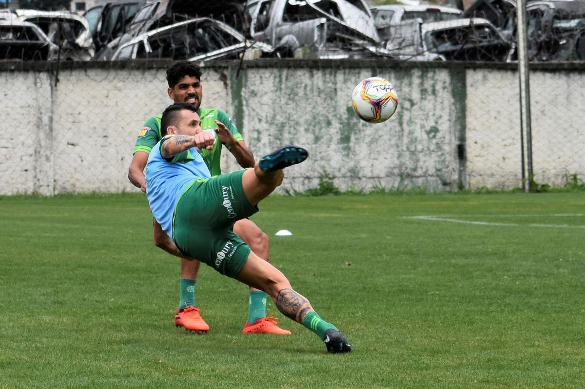 O Amrica treinou na manh desta sexta-feira (20) em Curitiba-PR, no CT do Coritiba, visando o confronto contra o Operrio-PR. A partida, vlida pela 22 rodada da Srie B do Campeonato Brasileiro, ser disputada neste sbado (21), s 16h30, no Estdio Germano Krger, em Ponta Grossa-PR.