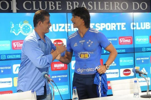 Fotos da apresentao do atacante Marcelo Moreno como novo reforo do Cruzeiro para 2020. Duante entrevista, jogador foi acompanhado pela esposa Marilisy Antonelli e pela filha, Maria Clara