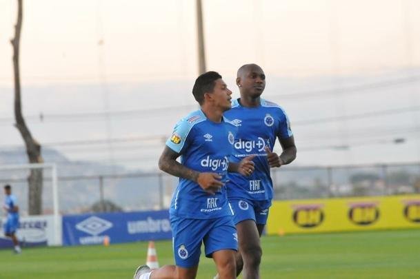 Cruzeiro iniciou sua intertemporada nesta segunda-feira na Toca da Raposa II. Tcnico Mano Menezes contou com elenco completo. Grupo agora comea preparao para decises com Atltico na Copa do Brasil, River Plate na Copa Libertadores e 29 rodadas restantes do Campeonato Brasileiro