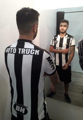 O Atlético atendeu antigo pedido de torcedores e começou a vender a camisa número 1 com todas as logos de patrocinadores em preto e branco. As mudanças foram nas marcas do Supermercados BH (que fica nas costas e continha vermelho e amarelo) e do BMG (patrocinador máster, originalmente em laranja). A peça não será utilizada pelos atletas durante jogos. O modelo masculino custa R$ 259,99, enquanto o feminino está à venda por R$ 229,99. Segundo o clube, a camisa está à disposição nas Lojas do Galo no Barreiro, Belvedere, Betânia, Betim, Centro, Minas Shopping, Labareda, Lourdes, Monte Carmo Shopping, Savassi, Sion, Shopping Del Rey e Estação BH.