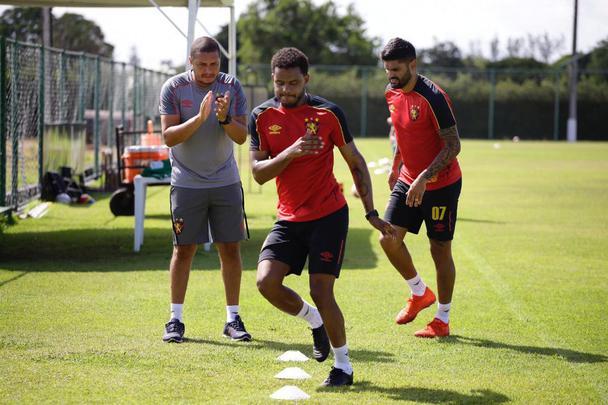 Jogador deve começar trabalhos com bola na próxima semana e prevê cerca de 15 dias para estar na condição física ideal