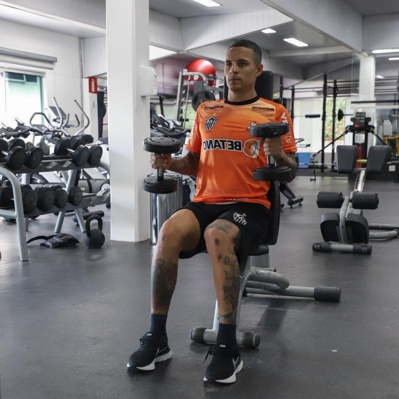 Nesta tera-feira (18), o Atltico realizou o segundo dia de trabalhos na pr-temporada 2022. Novamente com trabalhos fsicos, os atletas fizeram atividades na academia e tambm de corrida nos campos da Cidade do Galo, em Vespasiano. Ausncia, o atacante Jefferson Savarino busca solucionar burocracias para retornar da Venezuela e se juntar ao grupo alvinegro.