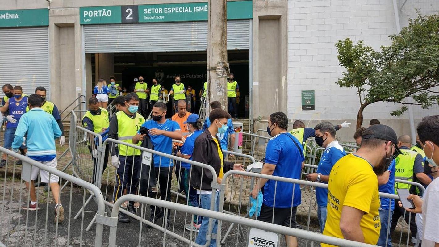 Torcida do Cruzeiro registra maior pblico do Campeonato Mineiro na partida contra o Villa Nova, no Independncia, pela oitava rodada. Ao todo, 19.616 pessoas compareceram no Horto.