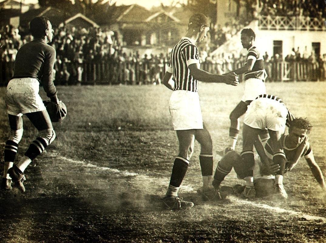 1938 - O Campeonato Mineiro no parou durante a realizao da Copa do Mundo na Frana. O ltimo jogo do Atltico antes do incio do Mundial foi pelo Estadual: vitria por 2 a 1 sobre o Villa Nova, no antigo Estdio Presidente Antnio Carlos, em Lourdes, em 22 de maio. Curiosamente, em 6 de junho, um dia aps o pontap inicial no pas europeu, o time alvinegro enfrentou o Palestra Itlia, que viria a ser o Cruzeiro. A vitria por 1 a 0 no estdio do Barro Preto embalou a equipe rumo ao ttulo. Em 19 de junho, a Itlia conquistava o bicampeonato mundial e o Atltico derrotava por 3 a 0 o Amrica, no antigo Estdio da Alameda, pelo Mineiro.