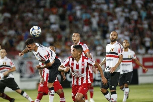 Equipes se enfrentaram no estdio do Arruda pela nona rodada da Srie C.