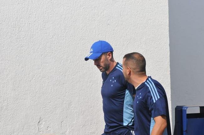 Dia movimentado na Toca: coletiva de Pezzolano, retorno da imprensa ao CT e treino em campo