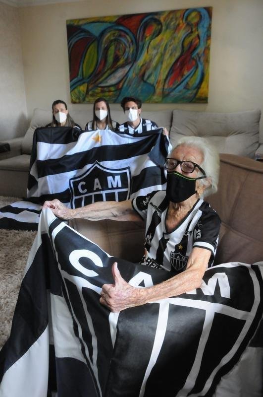 Ana C�ndida de Oliveira Marques, a Vov� do Galo, de 101 anos, ao lado da filha, Maria Aparecida, e dos netos Marcelo e Sabrina