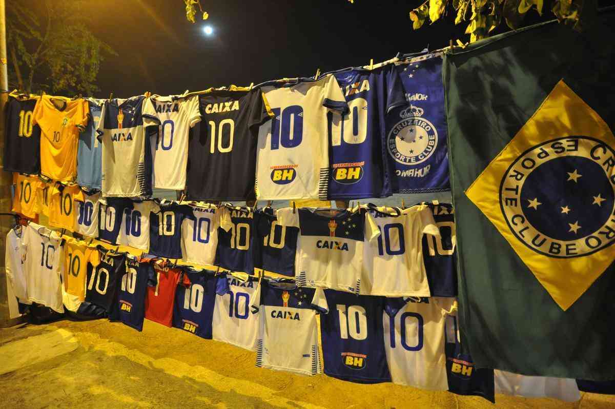 Torcida do Cruzeiro encarou frio e crise de abastecimento para apoiar o time contra o Palmeiras, no Mineiro