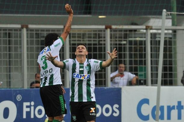 Zagueiro americano Rafael Lima marcou o gol do ttulo sobre o CRB e emocionou o Independncia