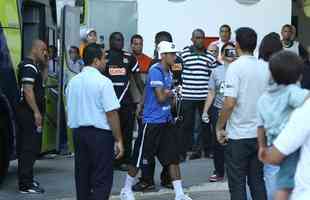 Torcedores do Cruzeiro assediaram Neymar antes e durante a partida