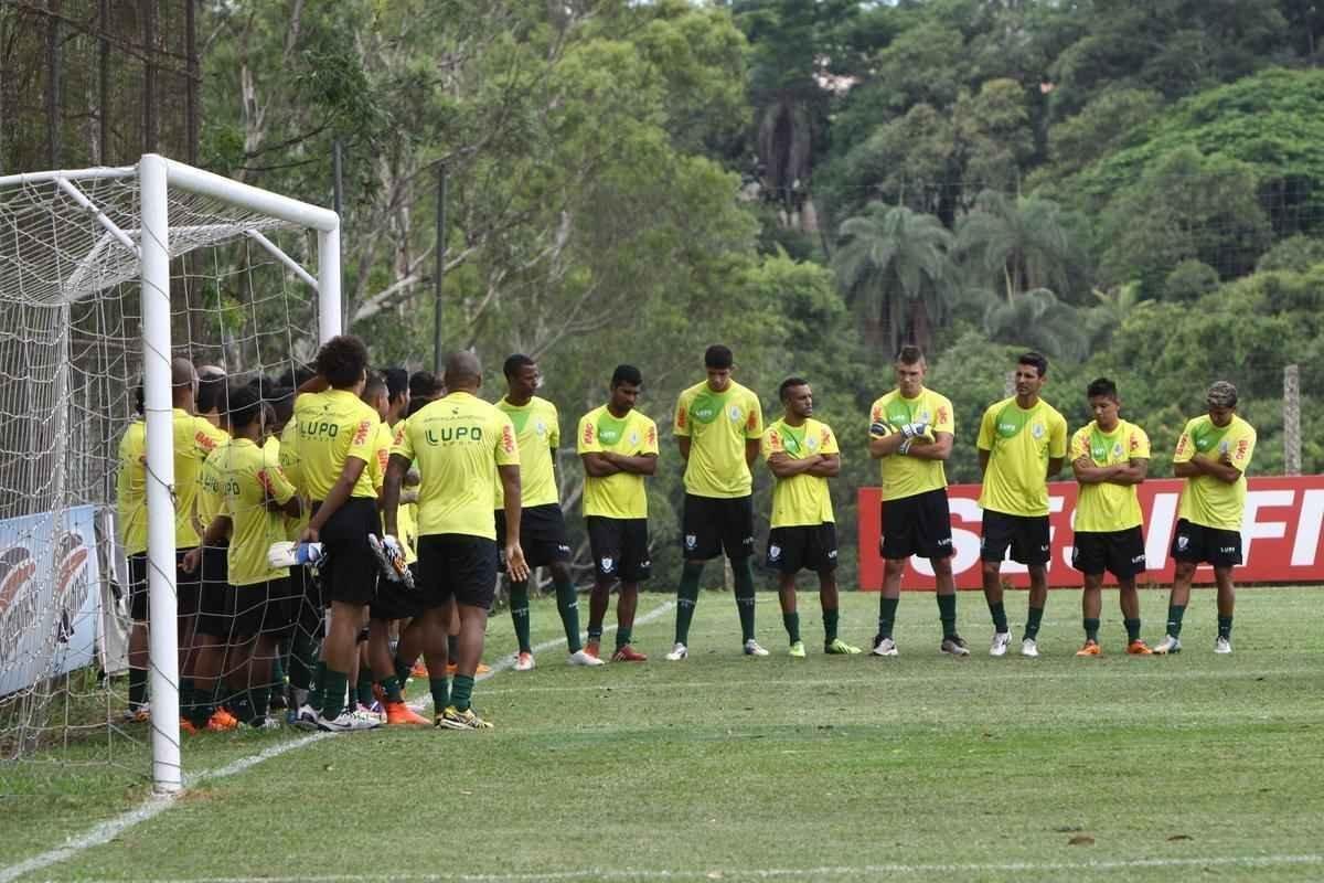 O elenco do Amrica se reapresentou para a temporada 2015 na tarde desta segunda-feira, no CT Lanna Drumond. Depois de reunio com integrantes do conselho de administrao, os jogadores foram para um campo secundrio, onde realizaram o primeiro trabalho com bola. O gramado principal passa por reformas.