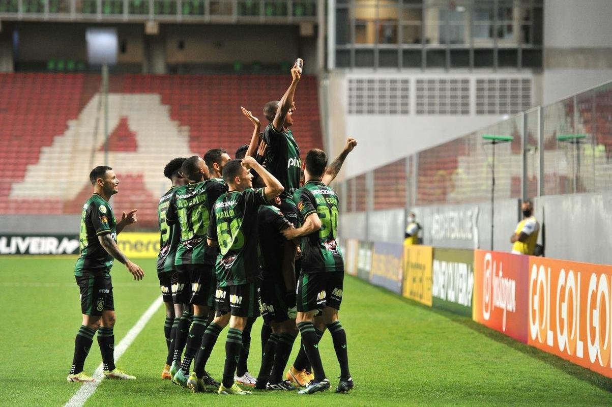 Fotos do gol de Juninho, o terceiro do Amrica na partida contra o Grmio, no Independncia, em BH, pelo Brasileiro: 3 a 0