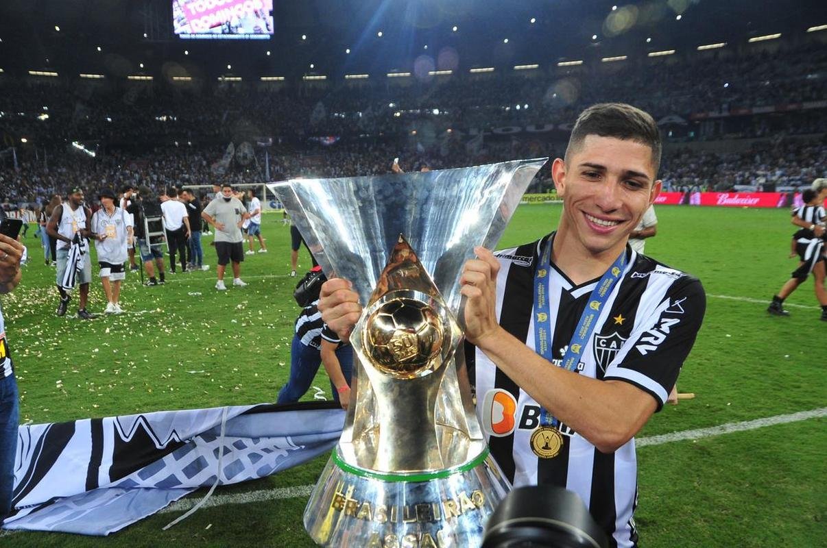 Atltico ergue a taa de campeo brasileiro e d a volta olmpica diante da torcida alvinegra, no Mineiro