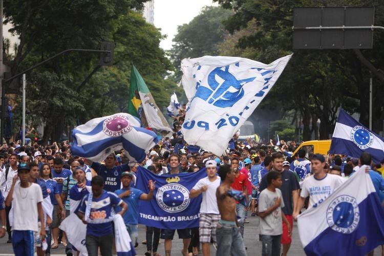 Depois de vencer o Vitria por 3 a 1 no Barrado, em Salvador, na noite de 13 de novembro de 2013, e confirmar o tricampeonato brasileiro, o Cruzeiro desembarcou em Confins numa quinta-feira e foi recebido por milhares de pessoas nas ruas de Belo Horizonte. O elenco desfilou em carro pela Avenida Antnio Carlos, pela Avenida Afonso Pena, no Centro, e foi em direo  sede do Barro Preto. Esta, sem dvida, foi a festa que envolveu o maior nmero de pessoas na capital mineira.