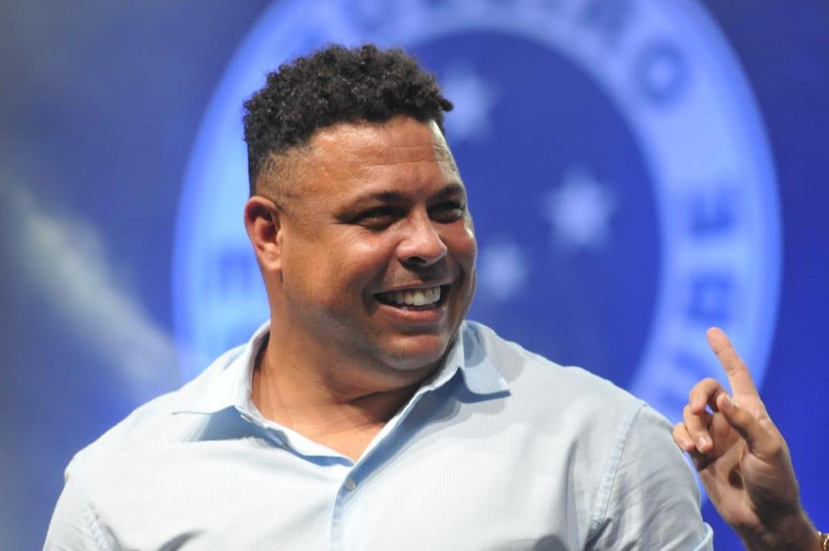 Ronaldo levou cruzeirenses de Conselheiro Lafaiete ao delrio ao participar da Caravana do Cruzeiro nesta quarta-feira (26). Fenmeno esteve acompanhado no palco de Pedro Loureno, patrocinador do clube, e ganhou msica nova produzida pelo rapper Das Quebradas