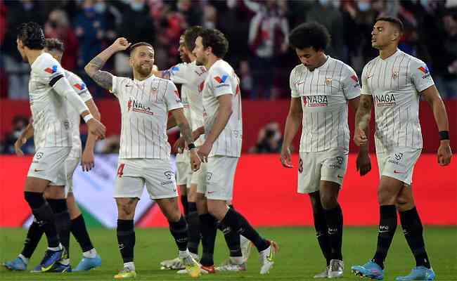 Argentino Papu Gomez comemora com os companheiros: Sevilla segue invicto em casa