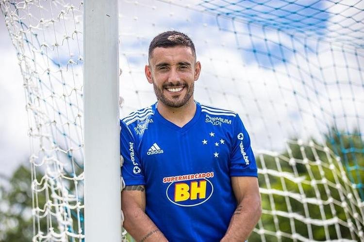 O lateral-esquerdo Alan Ruschel foi liberado pela diretoria do Cruzeiro a procurar outro clube. O jogador está emprestado ao América.