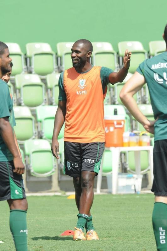 Rodrigo Souza (volante) - emprestado pelo Cruzeiro, teve boas atuaes na reta final da Srie B de 2015, marcando um gol em 15 partidas. No ano seguinte, transferiu-se para o Nutico. J em 2017, jogou pelo CRB.