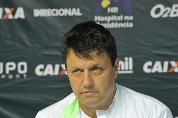 Depois de conversa com diretoria no campo, Adilson Batista foi apresentado como novo treinador do Amrica