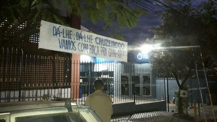 Faixas de apoio ao Cruzeiro so estendidas em Belo Horizonte antes da partida contra o FLuminense