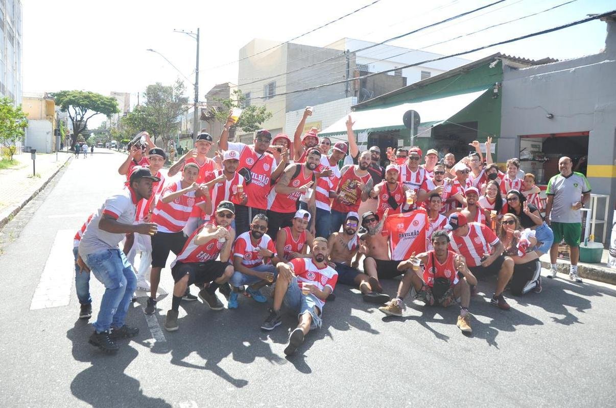 Torcedores de Amrica e Villa Nova confraternizaram nas ruas do entorno do Independncia, em BH, antes do duelo pela 9 rodada do Mineiro