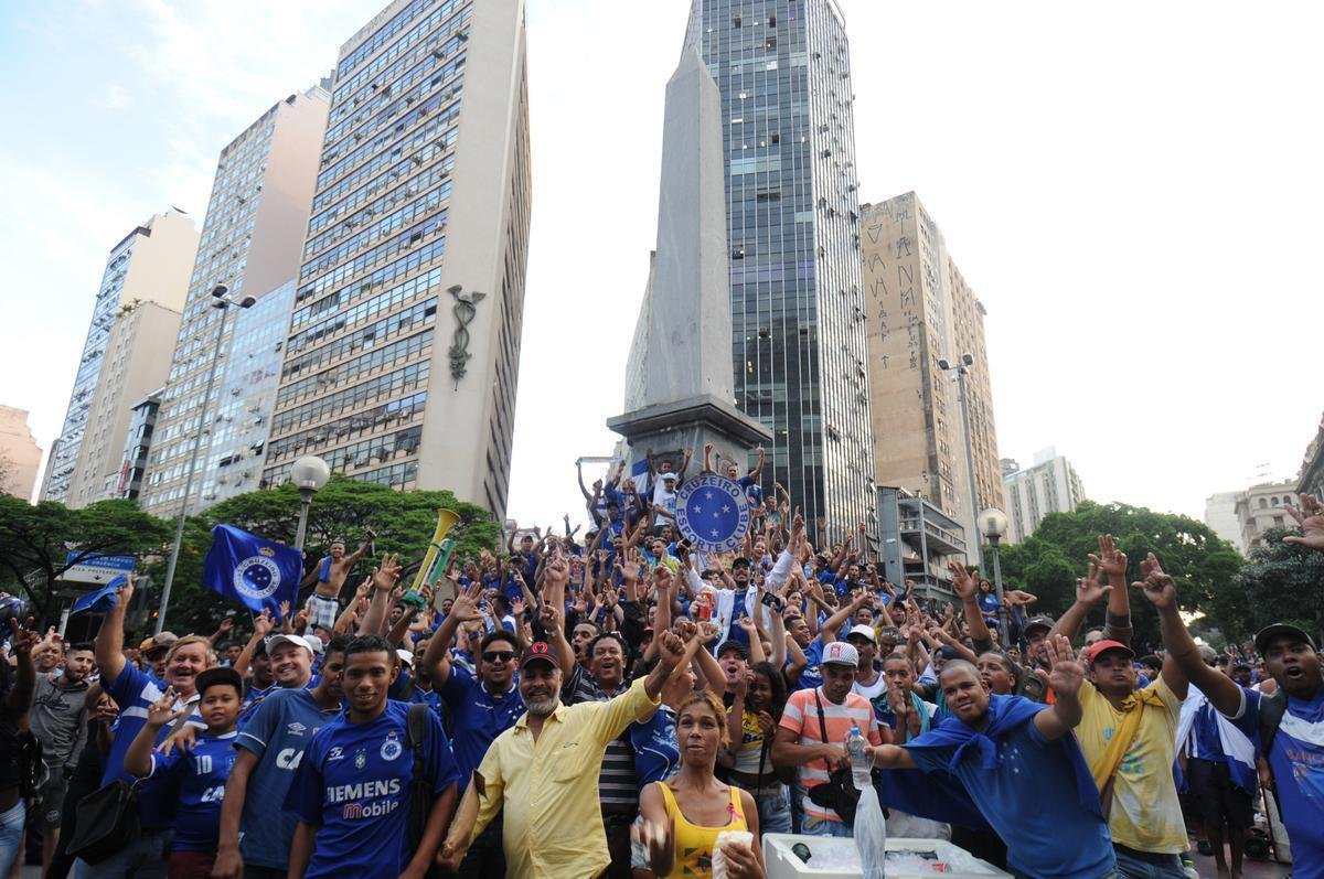 De Confins, jogadores do Cruzeiro hexacampees da Copa do Brasil saram em carro aberto pelas ruas de Belo Horizonte. No Centro da capital, milhares de pessoas aguardavam os jogadores para a festa.