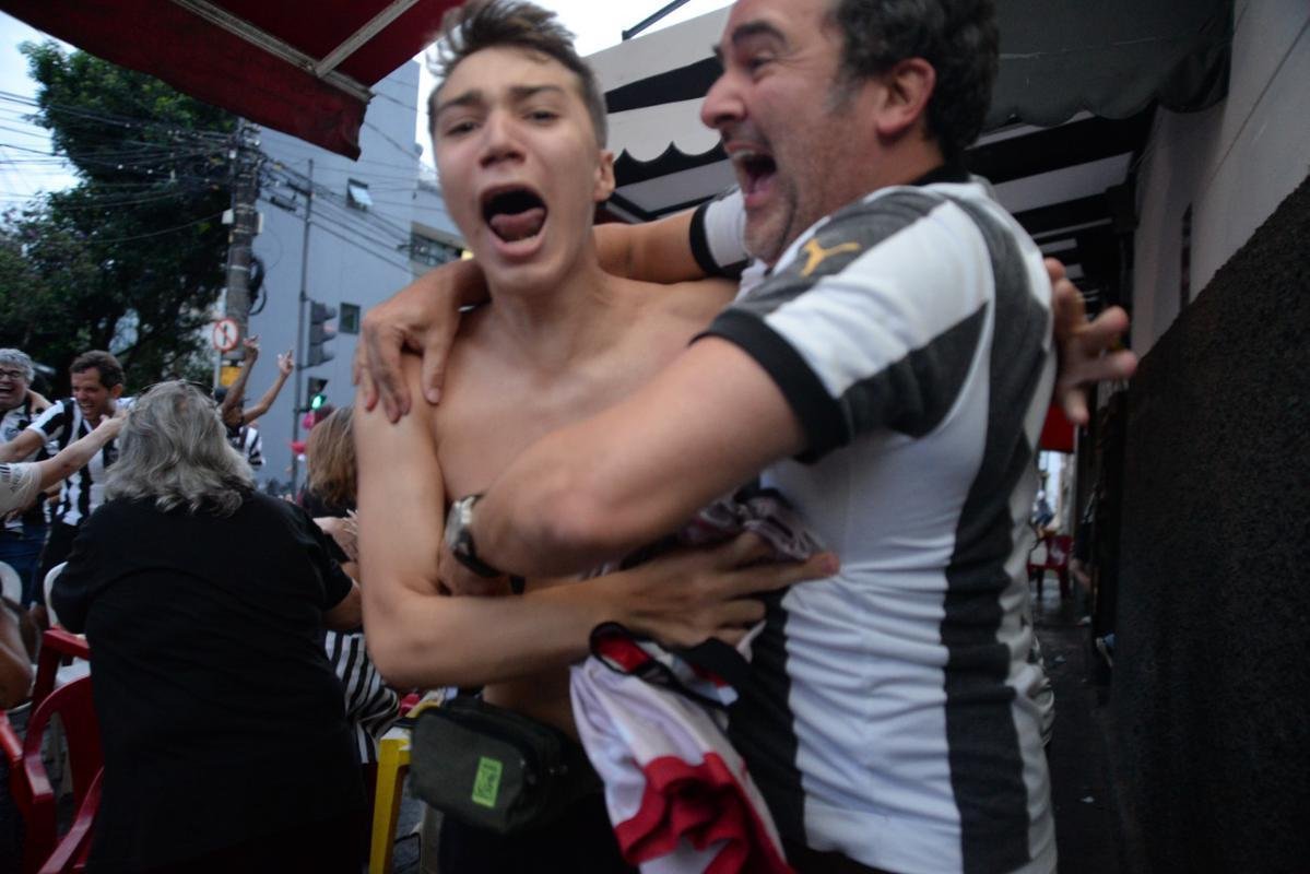 Festa atleticana no Bar do Salomo, em BH, com a conquista do ttulo da Supercopa do Brasil. Galo venceu o Flamengo por 8 a 7 nos pnaltis aps empate por 2 a 2 no tempo normal