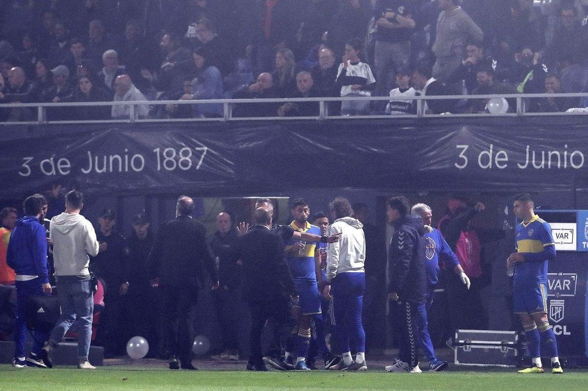 Polcia usou gs lacrimognio para tentar conter a confuso, fazendo com que jogadores fossem direto para o vestirio e muitos torcedores invadissem o gramado