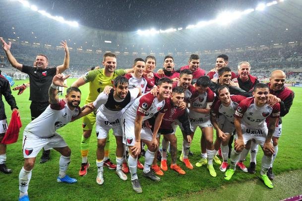 Atltico perdeu por 4 a 3 para o Coln nos pnaltis e foi eliminado da Copa Sul-Americana. Goleiro argentino Burin defendeu penalidades de Rver e Cazares