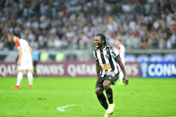 No segundo tempo, Char recebeu bola de Cazares e marcou o segundo do Atltico: 2 a 0