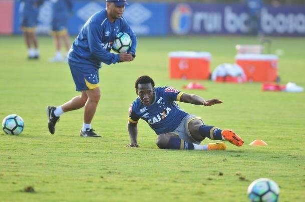 Cruzeiro teve volta de argentino, e Mano Menezes esboou equipe titular para pegar o Sport