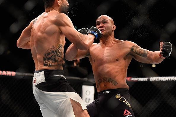 Robbie Lawler venceu Carlos Condit por decisão dividida e manteve o cinturão dos meio-médios