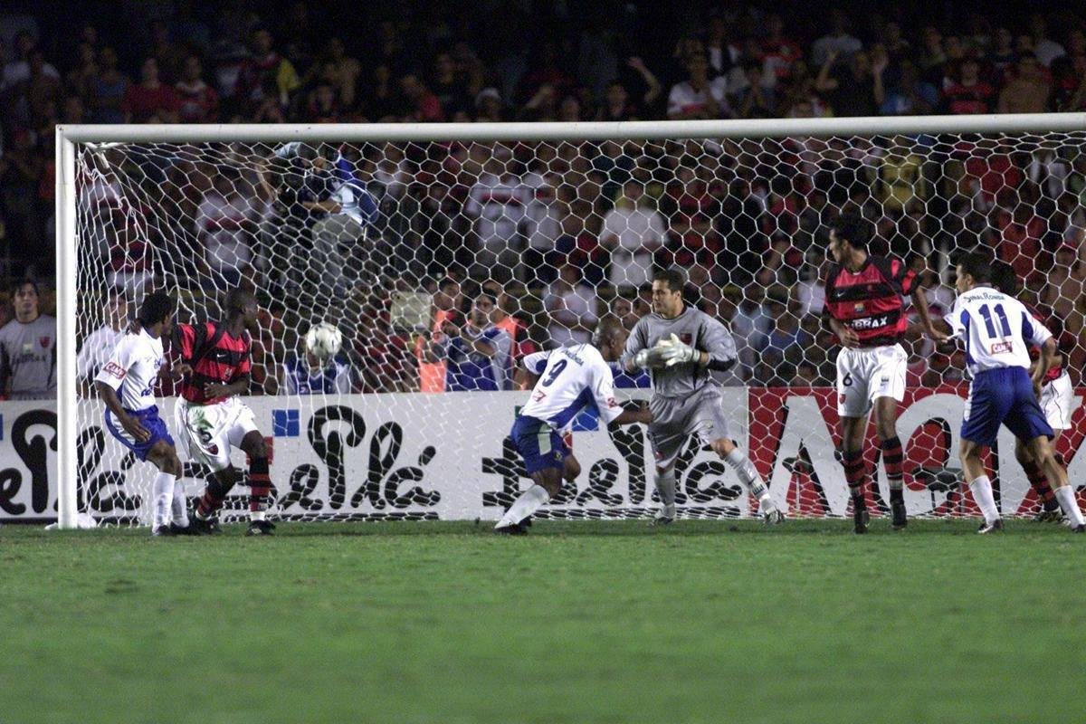 Na Copa do Brasil de 2004, o Santo Andr silenciou o Maracan com mais de 71 mil torcedores do Flamengo ao vencer o jogo de volta da deciso, por 2 a 0, depois de empate por 2 a 2 no primeiro confronto, no ABC Paulista. No caminho at o trofu, a equipe treinada por Pricles Chamusca passou por Novo Horizonte-GO (primeira fase), Atltico (segunda fase), Guarani (oitavas), Palmeiras (quartas) e 15 de Novembro (semifinal). Um livro com detalhes da conquista ser lanado em breve pelo jornalista Vladimir Bianchini, da ESPN.