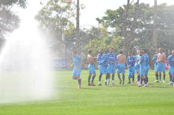No retorno aos trabalhos com bola na Toca II, os atacantes Fred e Sass passaram por 'batismo' dos companheiros