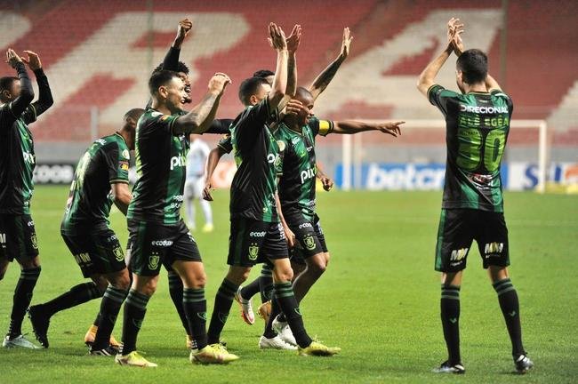 Fotos do gol de Juninho, o terceiro do Amrica na partida contra o Grmio, no Independncia, em BH, pelo Brasileiro: 3 a 0