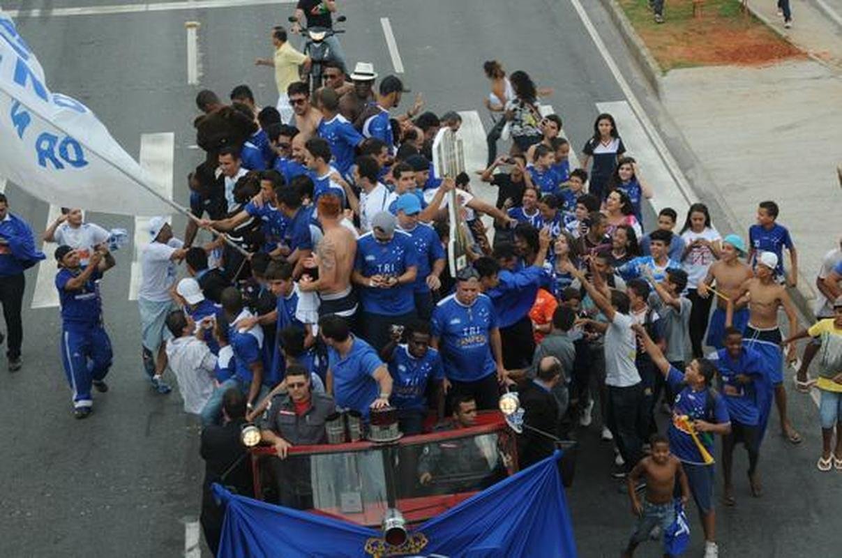 Campe�es brasileiros desfilaram em carro do Corpo de Bombeiros