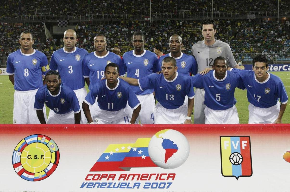 2006 - Brasil usou o uniforme azul preparado para a Copa do Mundo de 2006 somente em 2007, durante a Copa Amrica