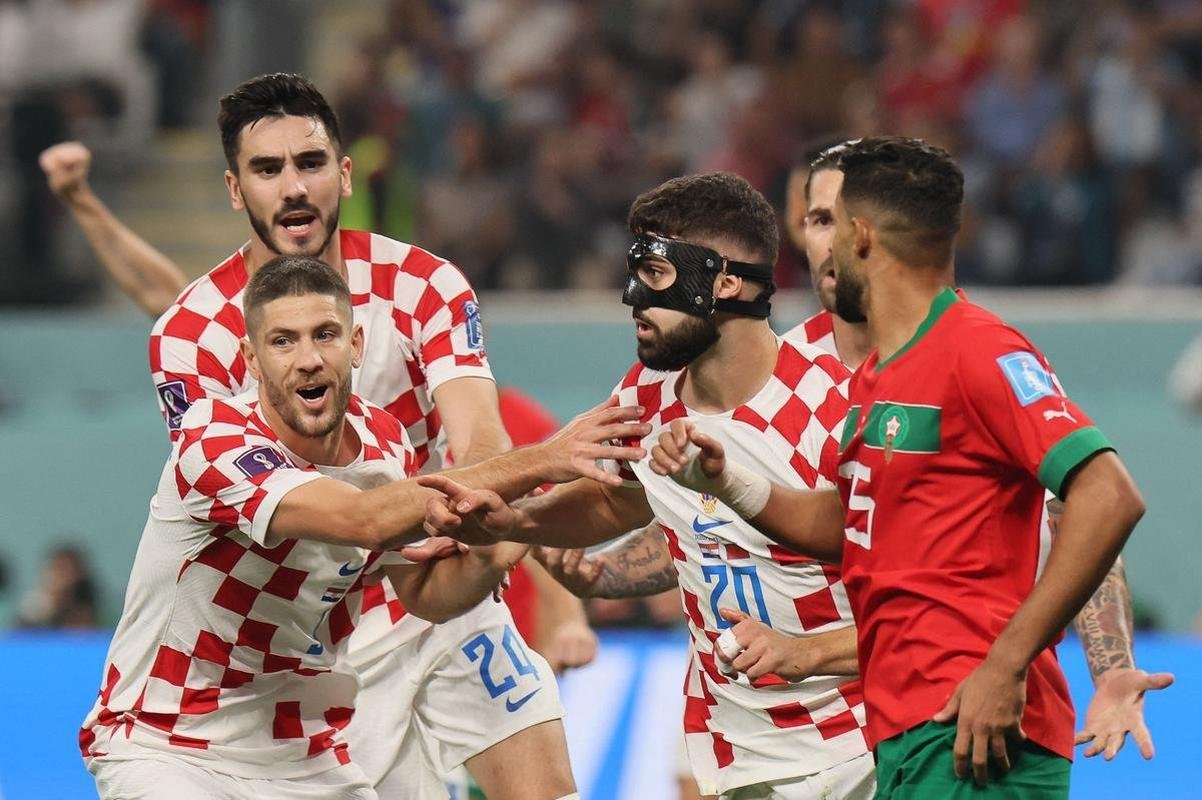 Josko Gvardiol abriu o placar para a Crocia sobre o Marrocos com um lindo gol de cabea: 1 a 0