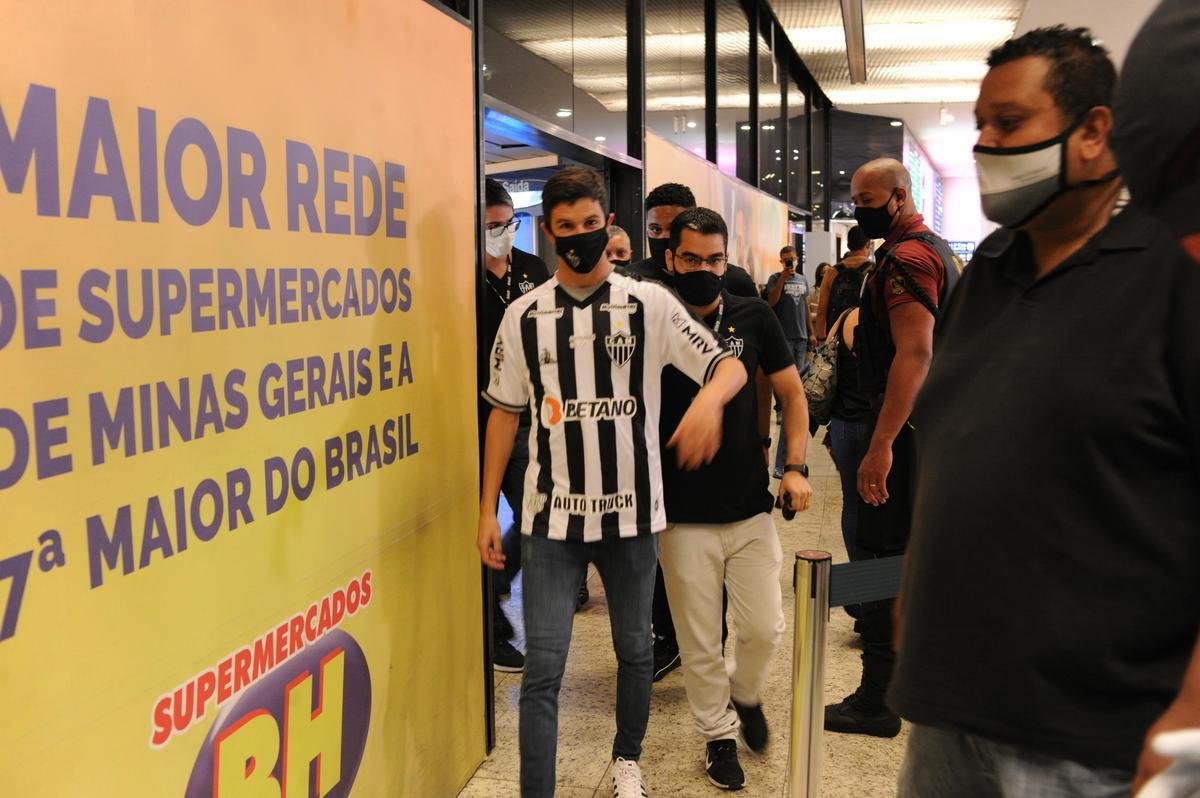 Fotos da chegada do meia argentino Nacho Fernndez a Belo Horizonte para reforar o Atltico (Leandro Couri/EM/D. A Press)