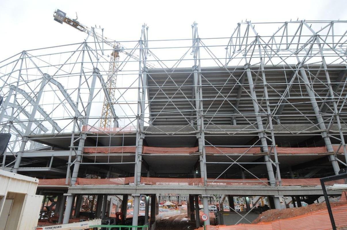 Nesta quarta-feira (20), as obras da Arena MRV, no Bairro Califrnia, em Belo Horizonte, adentraram em uma nova etapa. Isso porque as placas da cobertura do estdio comearam a ser instaladas, conferindo 'novo visual' ao projeto da futura casa do Atltico.