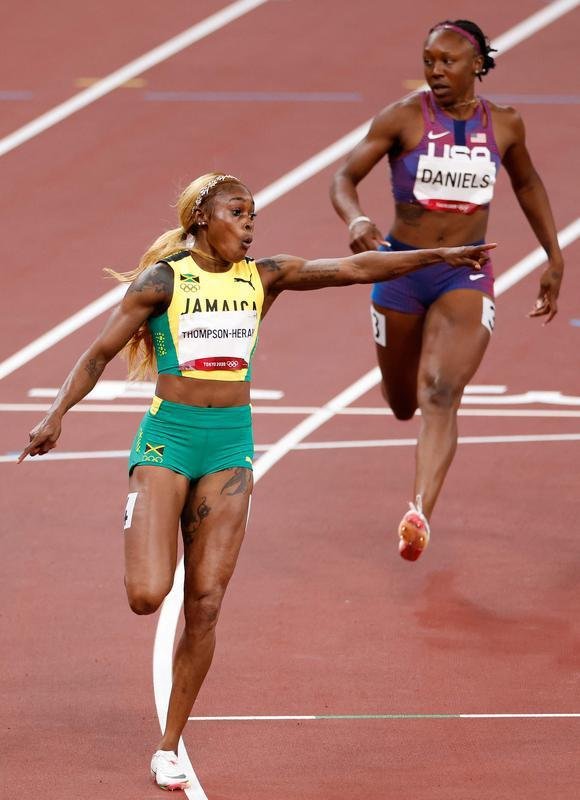 Fotos espetaculares da vitria da jamaicana Elaine Thompson-Herah nos 100m rasos dos Jogos Olmpicos de Tquio com o tempo de 10s61. A velocista quebrou o recorde olmpico e comandou o pdio jamaicano ao lado de Ann Fraser-Pryce, prata, e Shericka Jackson, bronze.