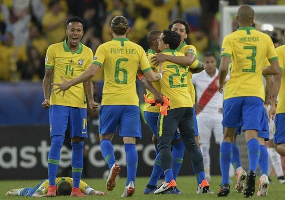 Seleção Brasileira derrota Peru por 3 a 1, conquista Copa América e ergue a taça no Maracanã; veja as fotos da festa do Brasil