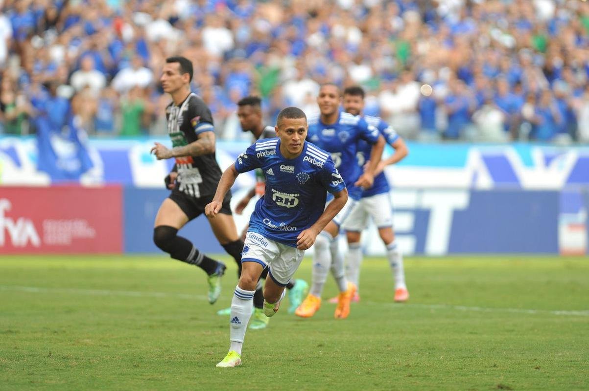 Fotos do gol de Joo Paulo, do Cruzeiro, sobre o Athletic, pela semifinal do Campeonato Mineiro; meia marcou em cobrana de pnalti