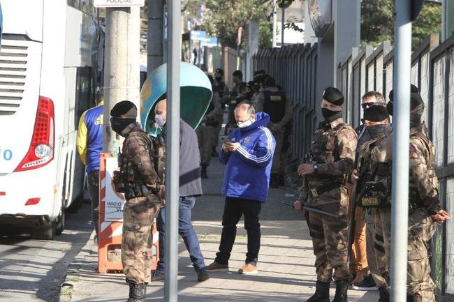 A delegao do Boca Juniors foi liberada da Central de Flagrantes 4  (CEFLAN 4) da Polcia Civil, no bairro Alpio de Melo, regio Noroeste de Belo Horizonte, por volta das 12h desta quarta-feira. Jogadores e membros da comisso tcnica da equipe argentina ficaram na delegacia por cerca de 12 horas para esclarecimentos sobre a confuso no Mineiro aps a eliminao diante do Atltico, nos pnaltis, pelas oitavas de final da Copa Libertadores da Amrica.