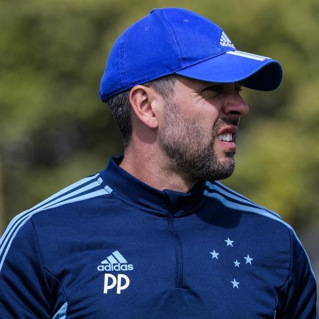 Fotos do treino do Cruzeiro neste domingo, na Toca da Raposa II. As novidades foram as presenas do atacante Rafa Silva, recuperado de incmodo no p direito, e dos recm-contratados Luis Felipe (zagueiro, ex-PSV da Holanda) e Bruno Rodrigues (atacante, ex-Famalico de Portugal)