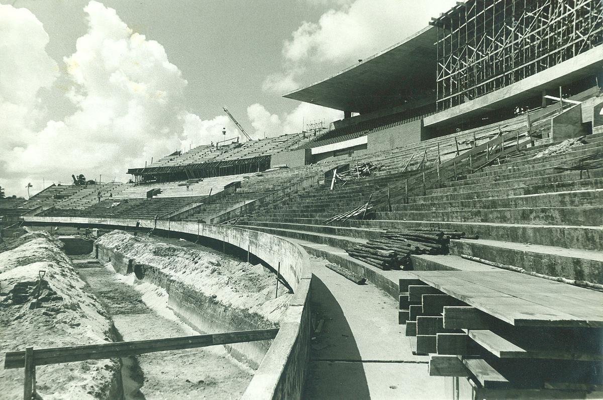 Ainda em 1971 as obras de expansão tiveram início, avançando nos diferentes setores do estádio. Na foto, o atual setor das sociais do Arruda.