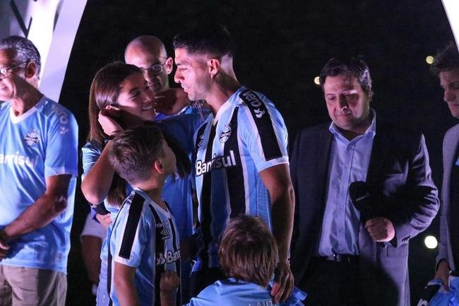 Luis Surez foi apresentado na Arena Grmio nesta quarta-feira (4/1)