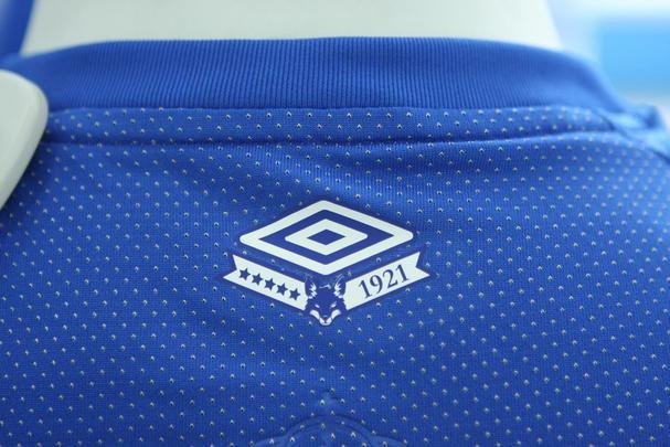 Imagens da camisa principal do Cruzeiro para a temporada de 2019